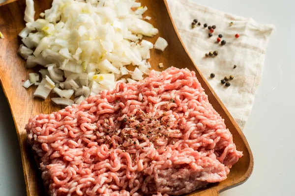 Carne picada fresca con cebolla — Foto de Stock