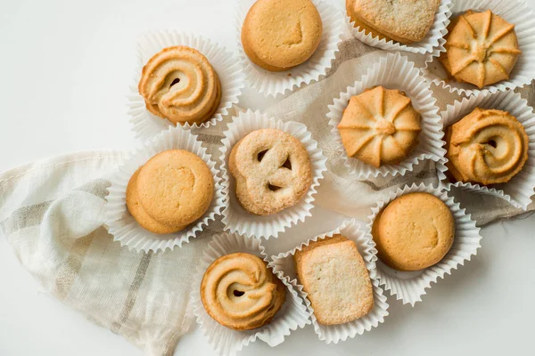 Set de diferentes galletas francesas macarrones macarrones en una caja de papel. vainilla, limón, rapsberry, violeta, rosa, sabores macarrones — Foto de Stock