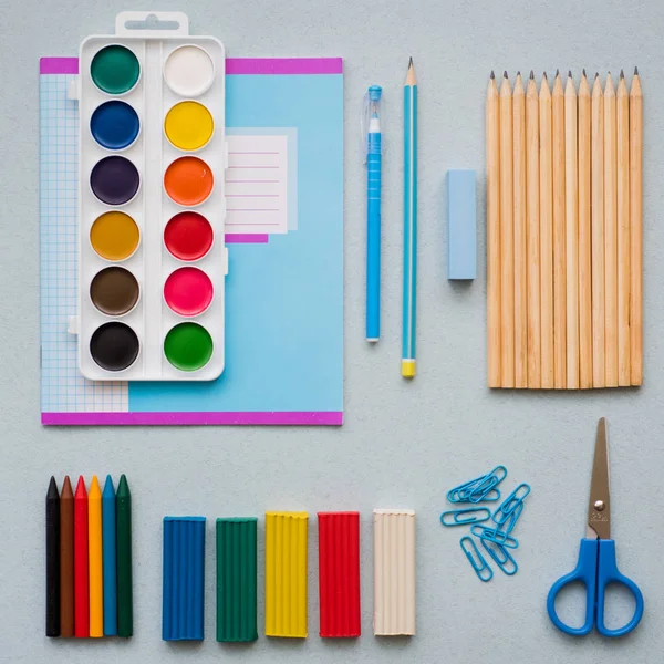 Sobre un fondo azul, accesorios escolares y un bolígrafo, lápices de colores, un par de brújulas, un par de brújulas, un par de tijeras , —  Fotos de Stock