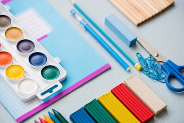 derslerde iyi hazırlık. Okul aksesuarları renk hamuru, çok renkli kalemler, ataş makas kalem ve suluboya boyalar.