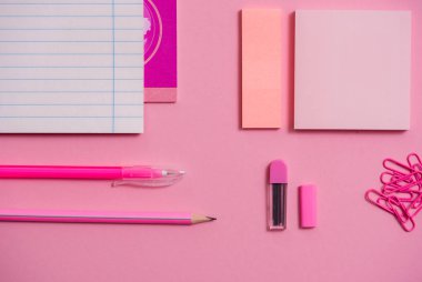 Pembe bir arka plan, okul aksesuarları ve renkli kalemler, bir çift bir pergel, bir çift bir pergel, kopya alanı, bir kalem görünümü top