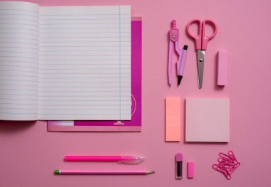 Pembe bir arka plan, okul aksesuarları ve renkli kalemler, bir çift bir pergel, bir çift bir pergel, kopya alanı, bir kalem görünümü top