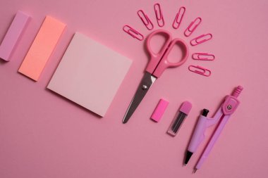 Okul kavramı, ileti örneği güneş, notlar, kağıt yırtma, defter kalem kalem pusulalar için not etmek şeklinde ataş makas. Pembe bir arka plan. Çapraz düzenleme.