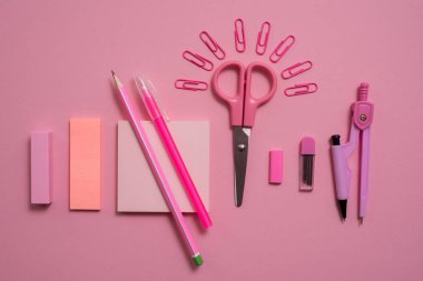 Okul kavramı, ileti örneği güneş, notlar, kağıt yırtma, defter kalem kalem pusulalar için not etmek şeklinde ataş makas. Bir pembe.