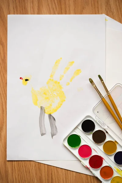 El dibujo infantil por la acuarela pinta sobre el papel — Foto de Stock