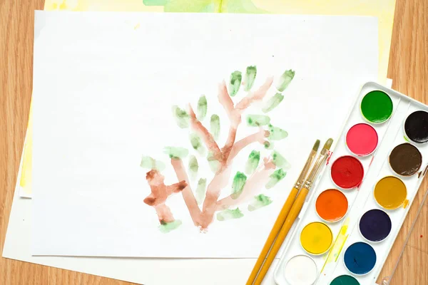 Desenho de crianças pinturas a cores de água em um papel — Fotografia de Stock