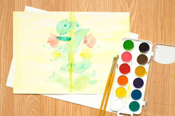 Kinderen tekening water kleur verf op een papier — Stockfoto
