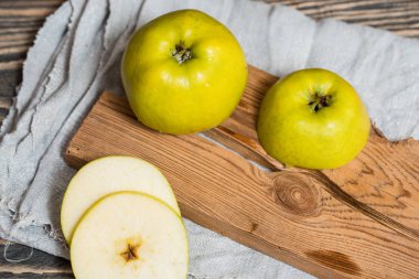 iki tahta bir masanın üzerinde yatan elma sarı
