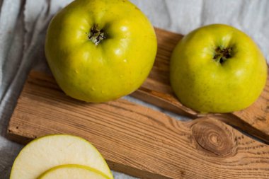 iki tahta bir masanın üzerinde yatan elma sarı