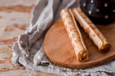 Çay bisküvi kraker eski ahşap panosunda, buruşuk keten peçeteye, bir vintage tablo, üstten görünüm, wabi sabi serisi ile