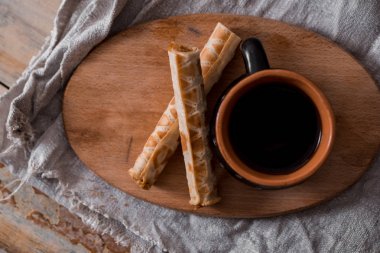 Çay bisküvi kraker peçeteye buruşuk keten, vintage tablo, üstten görünüm, wabi sabi serisi, kopya alanı üzerinde eski bir ahşap panosuna ile,