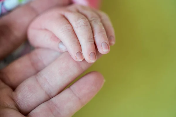 Neugeborenes Baby, Nahaufnahme der Finger an der Hand der Mutter — Stockfoto