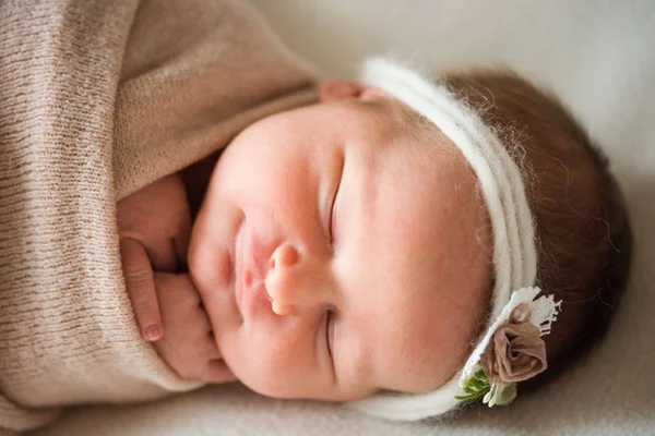 Neugeborenes süßes Mädchen schläft auf rosa Hintergrund — Stockfoto