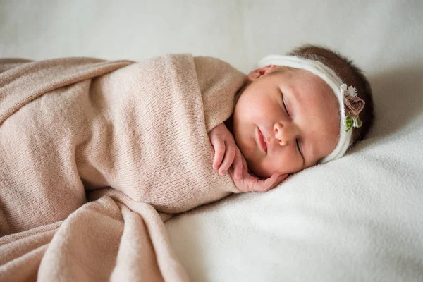 Neugeborenes süßes Mädchen schläft auf rosa Hintergrund — Stockfoto