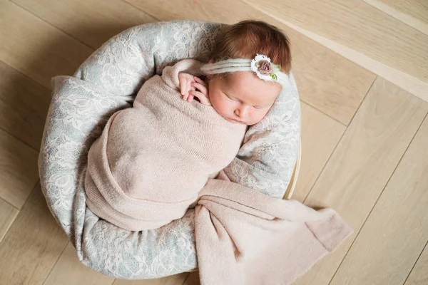 Новорожденная милая девушка спит на розовом фоне — стоковое фото
