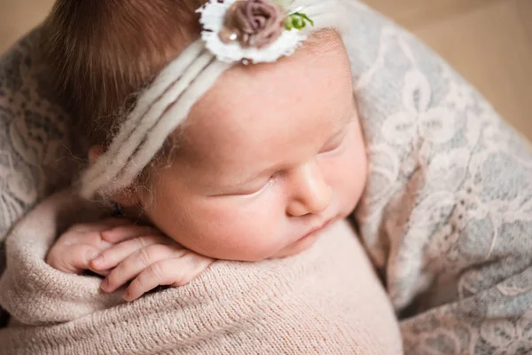 Новорожденная милая девушка спит на розовом фоне — стоковое фото