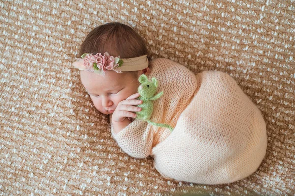 Noworodka dziewczynka, słodko śpi w pieluchy, czapce pomarańczowy różowy — Zdjęcie stockowe