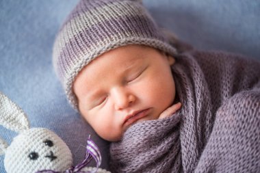 Küçük yeni doğan bebek uyku mor renkli şal zengin ile kaplı