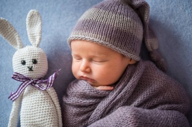 Küçük yeni doğan bebek uyku mor renkli şal zengin ile kaplı