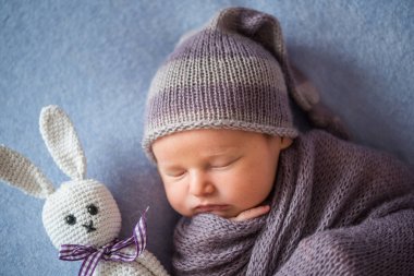 Küçük yeni doğan bebek uyku mor renkli şal zengin ile kaplı