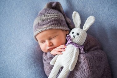 Küçük yeni doğan bebek uyku mor renkli şal zengin ile kaplı