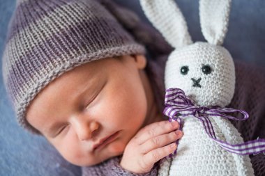 Küçük yeni doğan bebek uyku mor renkli şal zengin ile kaplı