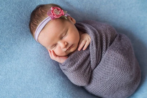 Küçük yeni doğan bebek uyku mor renkli şal zengin ile kaplı — Stok fotoğraf