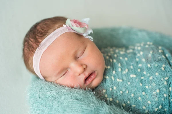 Милая новорожденная девушка в платье спит — стоковое фото