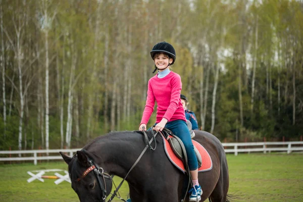 Jeune sportive à cheval en concours de saut d'obstacles équestres. Adolescente monter un cheval — Photo