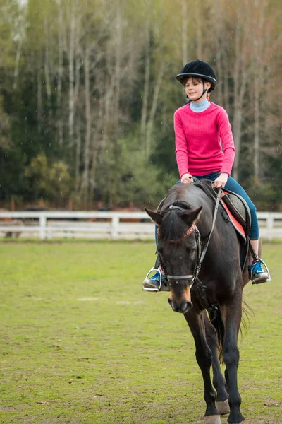 Jeune sportive à cheval en concours de saut d'obstacles équestres. Adolescente monter un cheval — Photo