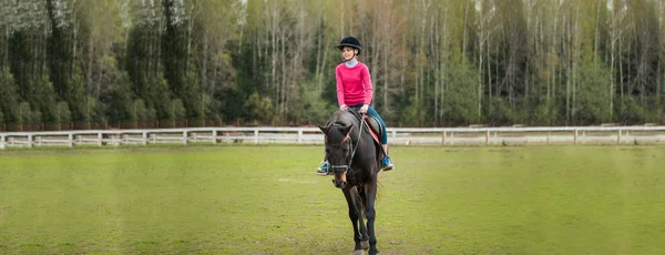 Young sportswoman riding horse in equestrian show jumps competition. Teenage girl ride a horse — Stock Photo, Image