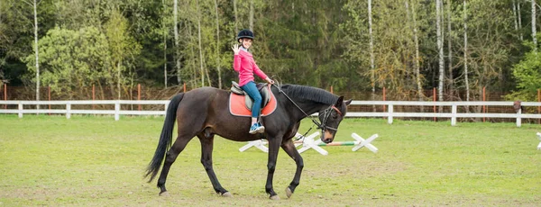 Młody sprawny koniu w konny Pokaż skacze konkurencji. Nastoletnie dziewczyny jazda konia — Zdjęcie stockowe