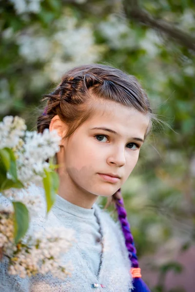 Beautiful happy girl smiling and laughing. Summer flowering tree. White flowers. — Stock Photo, Image