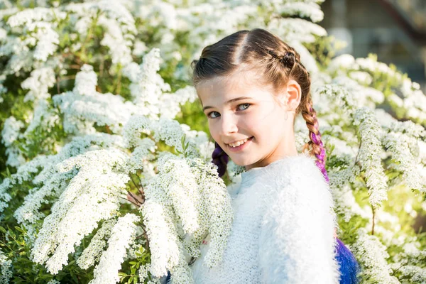 Beautiful happy girl smiling and laughing. Summer flowering tree. White flowers. — Stock Photo, Image