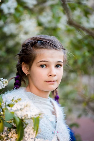 Menina feliz bonita sorrindo e rindo. Árvore de verão. Flores brancas . — Fotografia de Stock