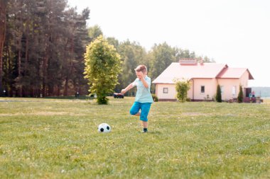 Çocuk futbol Futbol Stadyumu üzerinde topla oynamayı