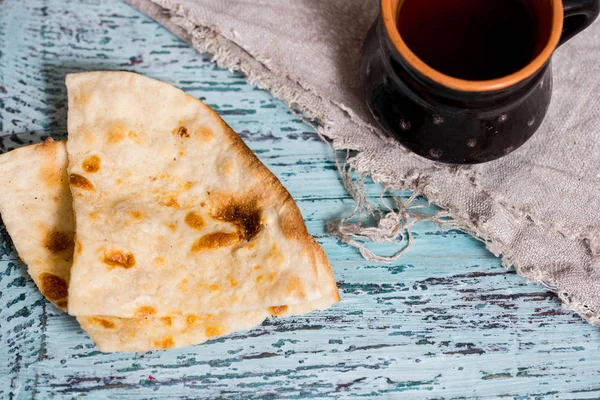 Kopp Lera Gamla Mugg Torr Platt Kaka Rusk Linneservett Trä — Stockfoto