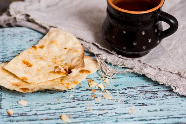 Kopp Lera Gamla Mugg Torr Platt Kaka Rusk Linneservett Trä — Stockfoto