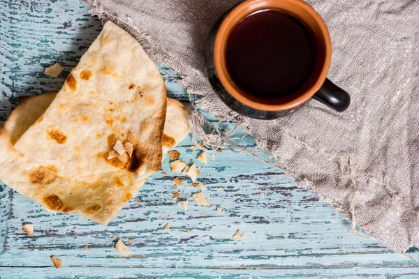 Šálek Čaje Jílu Starý Hrnek Suché Pagáče Rusk Lněný Ubrousek — Stock fotografie