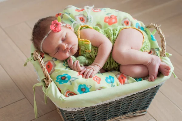 Schattige Pasgeboren Babymeisje Een Roze Tricot Romper Slapen Een Vilten — Stockfoto