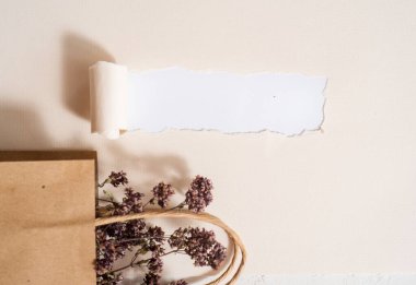 Ev yapımı kuru çay çiçekleri. Naneli limon merhemi ve papatya çayı. Yakınlarda yırtık bir kartpostal var. Noel ya da Sevgililer Günü. Üst görünüm, boşluğu kopyala. Düz yatıyordu.