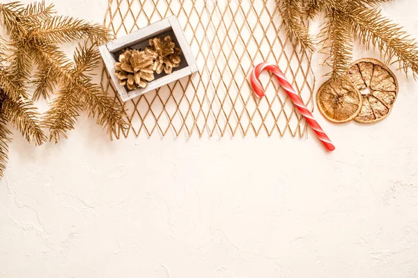 Composição de quadro de Natal ou ano novo. decorações de Natal em cores douradas sobre fundo branco com espaço de cópia vazio para texto. conceito de férias e celebração para cartão postal ou convite. vista superior — Fotografia de Stock