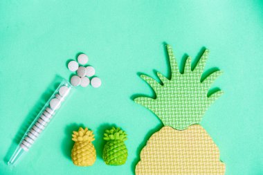 Bitkisel ilaçlar. Ananas inceltici özü. C vitamini kapsülleri. Parlak ananas, taze vitamin meyveleri. Homeopatik tıp kavramı, bitkisel tıp. Düz konum, üst görünüm kopyalama alanı