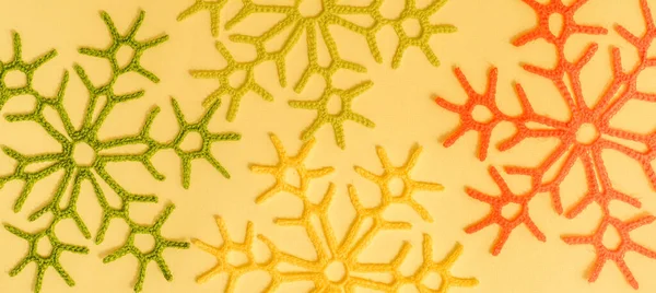 黄色と緑のバナーと黄色の背景に編んだ赤の秋の雪片。手作りと創造性。美しい背景。秋のカードコピースペース平置き. — ストック写真
