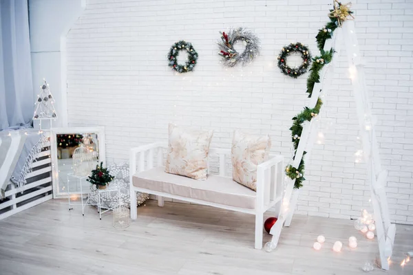 Árbol de Navidad con regalos debajo en la sala de estar. Habitación blanca. Luces brillantes y bokeh. — Foto de Stock