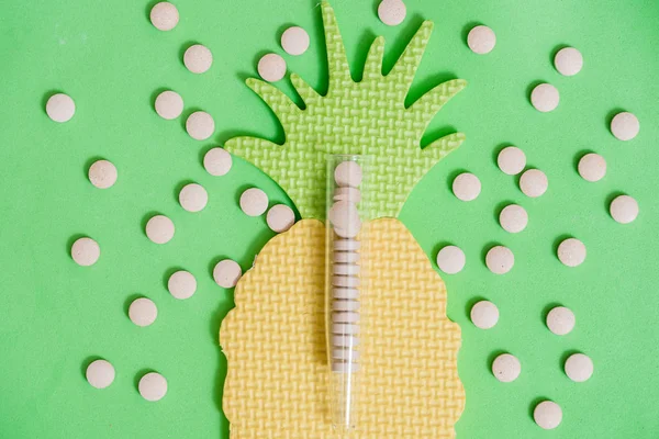 Pillole alle erbe. Estratto dimagrante di ananas. Capsule di vitamina C. Ananas luminoso, frutta fresca della vitamina. Il concetto di medicina omeopatica, medicina erboristica. Posa piatta, vista dall'alto — Foto Stock