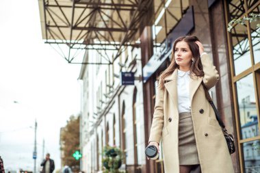 Metropolis 'te ılık bir sonbahar günü. Çiçekli yatakta sokak Veta 'sı. Sokakta yürüyen güzel esmer kızın portresi. Bir elinde içki, şehir manzarası. Açık hava.