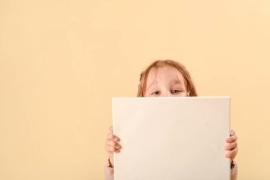 Dört yaşında tatlı kıvırcık kız. Duygusal olarak gülüyor. Pembe elbiseli bir kız. Elinde dikey beyaz kağıt tutan bir kız. Broşür sunumu. Broşür el ele tutuşsun. Kadın temiz ofset kağıdı göster.