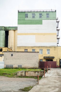 Endüstriyel bir un fabrikasındaki beton veya çimento depolama silosu bakmak.