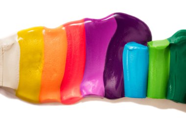 Plastik set beyaza izole edilmiş. Renkli gökkuşağı. Renkler karışıktı. Parlak arkaplan